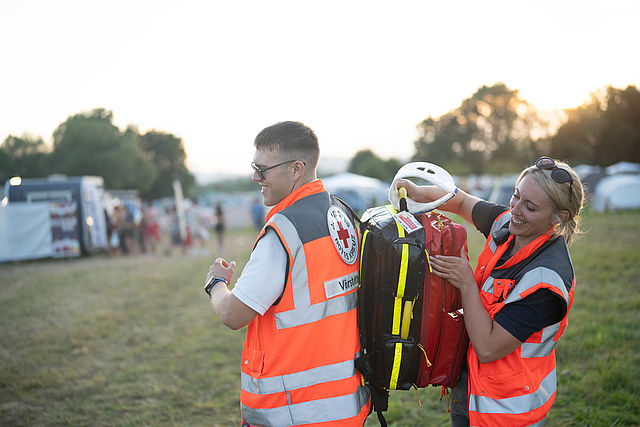 Sanitätsdienst Zwei Helfende sind beim Sanitätsdienst im Einsatz