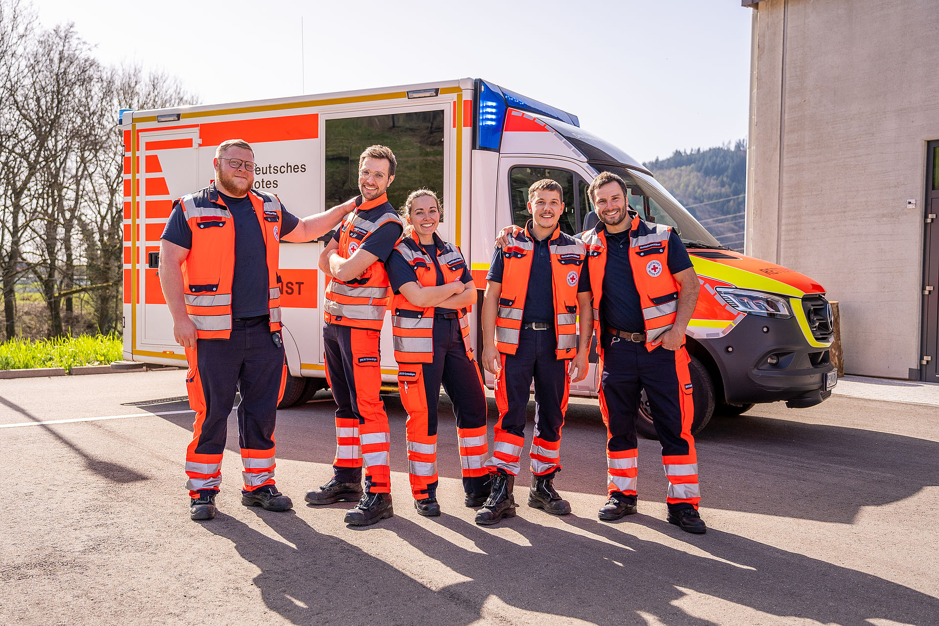 Stellen hauptamtlich Rettungskräfte vor einem RTW